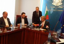 Вдигат заплатите на младите лекари с 38 % Лекарски заплати