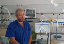 Реаниматор чака пациентите на входа на спешното в „Св. Анна“ "Св. Анна"