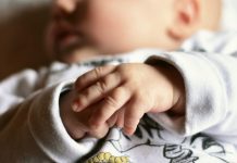 Момченце се роди здраво след разделяне от паразитен близнак паразитен близнак