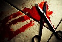 Пациент опря ножица в гърлото на медицинска сестра медицинска сестра