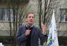 Политик антиваксър се разболя от варицела антиваксър