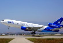 Хирурзи правят операции в самолет самолет