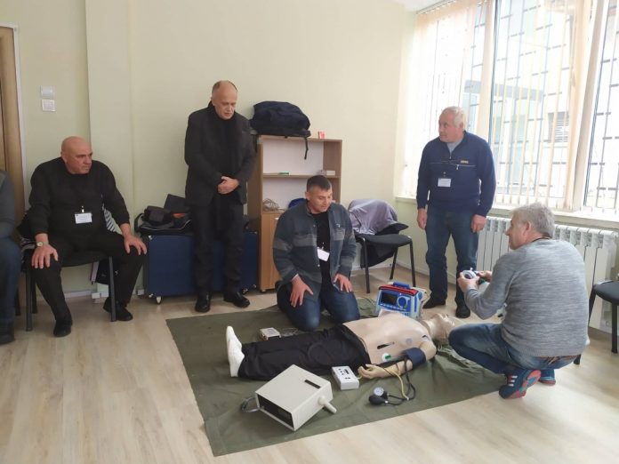 спешни медици