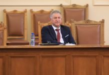 В НС се скараха антиваксър ли е Кацаров и кой по-лошо е управлявал кризата Кацаров