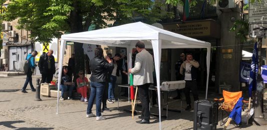 НС „Защита“ на палатков лагер пред МЗ, иска оставката на Ивкова палатков лагер