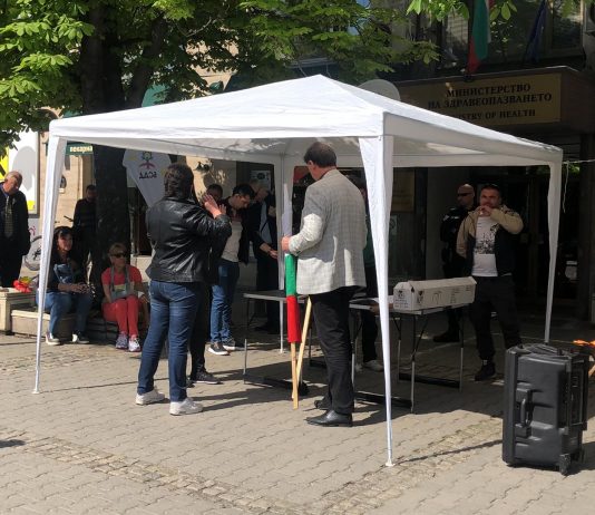 НС „Защита“ на палатков лагер пред МЗ, иска оставката на Ивкова палатков лагер