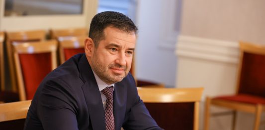 ДБ поиска освобождаването на проф. Момчил Мавров от касата, а ДПС и на управителя НЗОК