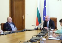 Събарят старите сгради на терена на детската болница болница