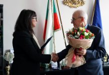 С цветя и без журналисти си предадоха властта в МЗ МЗ