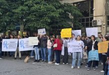 Млади лекари, студенти и сестри на масов протест за достойни заплати протест