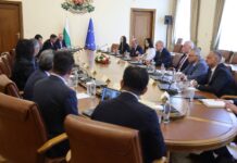 Румен Радев говори за здравеопазване, но с чужди лекари Радев