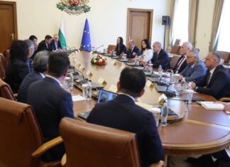 Румен Радев говори за здравеопазване, но с чужди лекари Радев