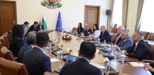 Румен Радев говори за здравеопазване, но с чужди лекари Радев