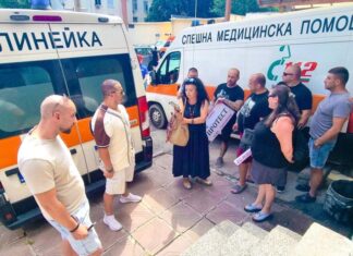 Спешни медици на протест с искане за 50% увеличение на заплатите медици