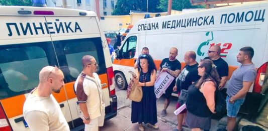 Спешни медици на протест с искане за 50% увеличение на заплатите медици